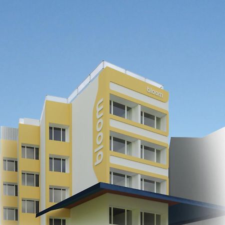 Bloom Hotel - Juhu Мумбай Екстериор снимка