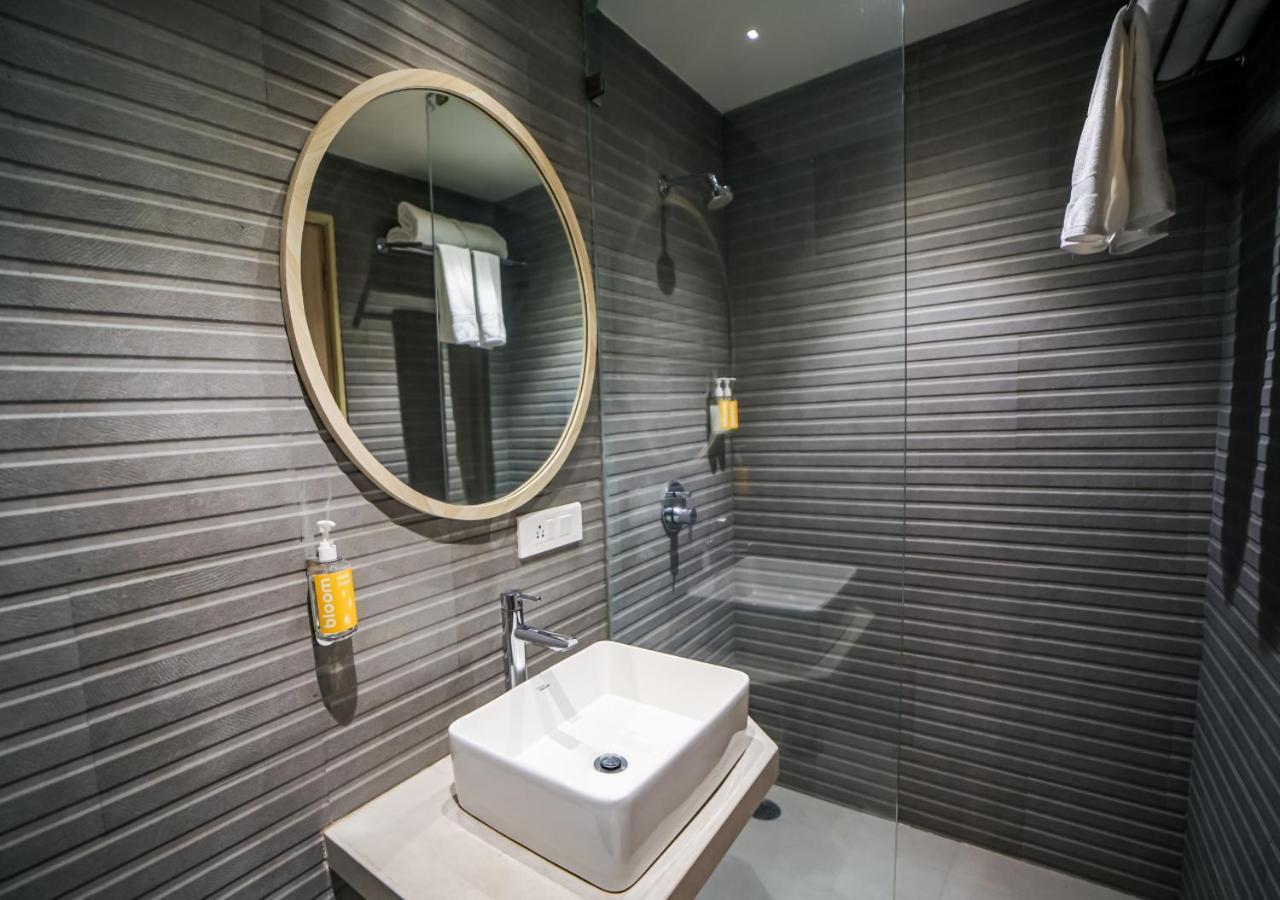 Bloom Hotel - Juhu Мумбай Екстериор снимка