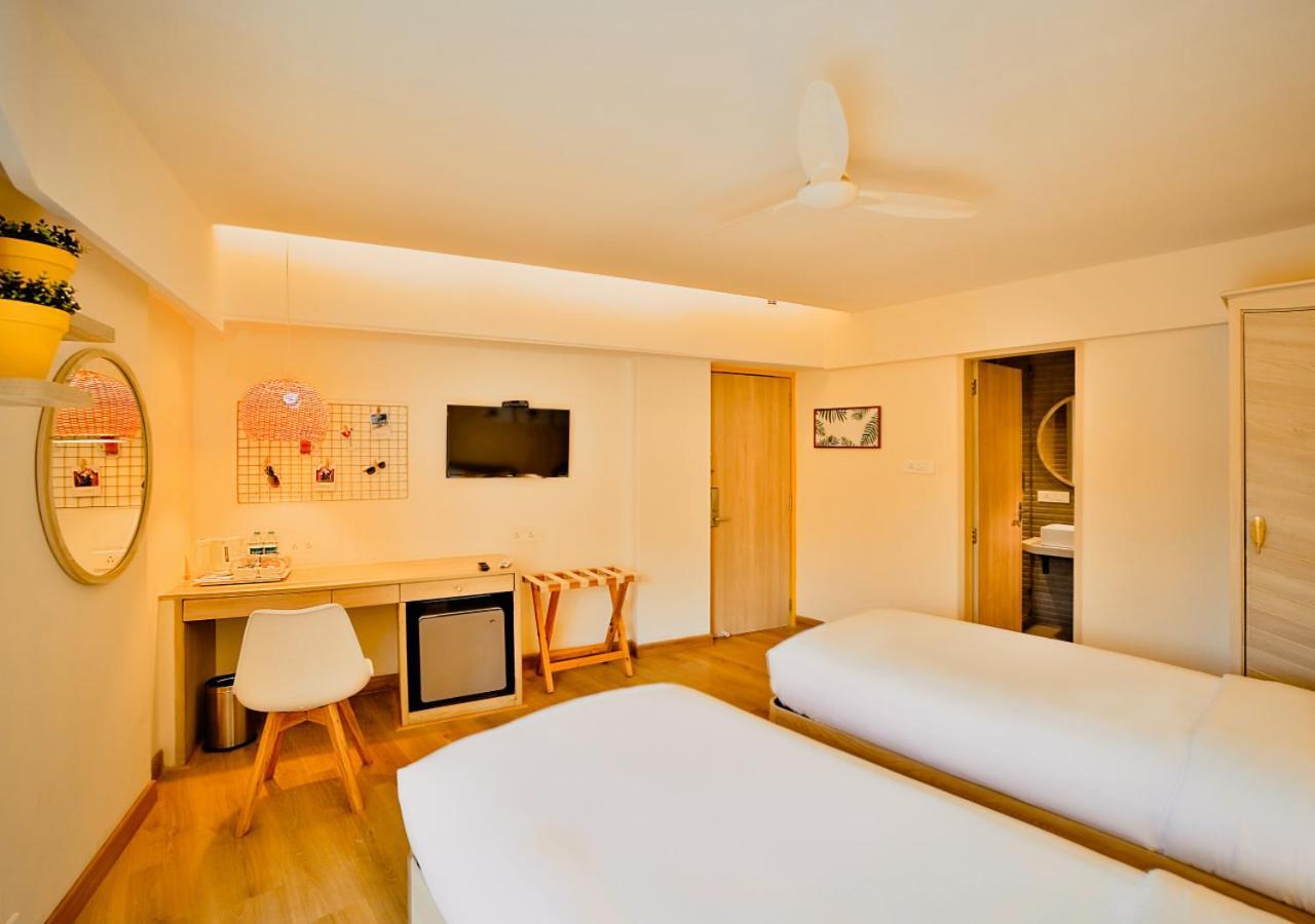 Bloom Hotel - Juhu Мумбай Екстериор снимка