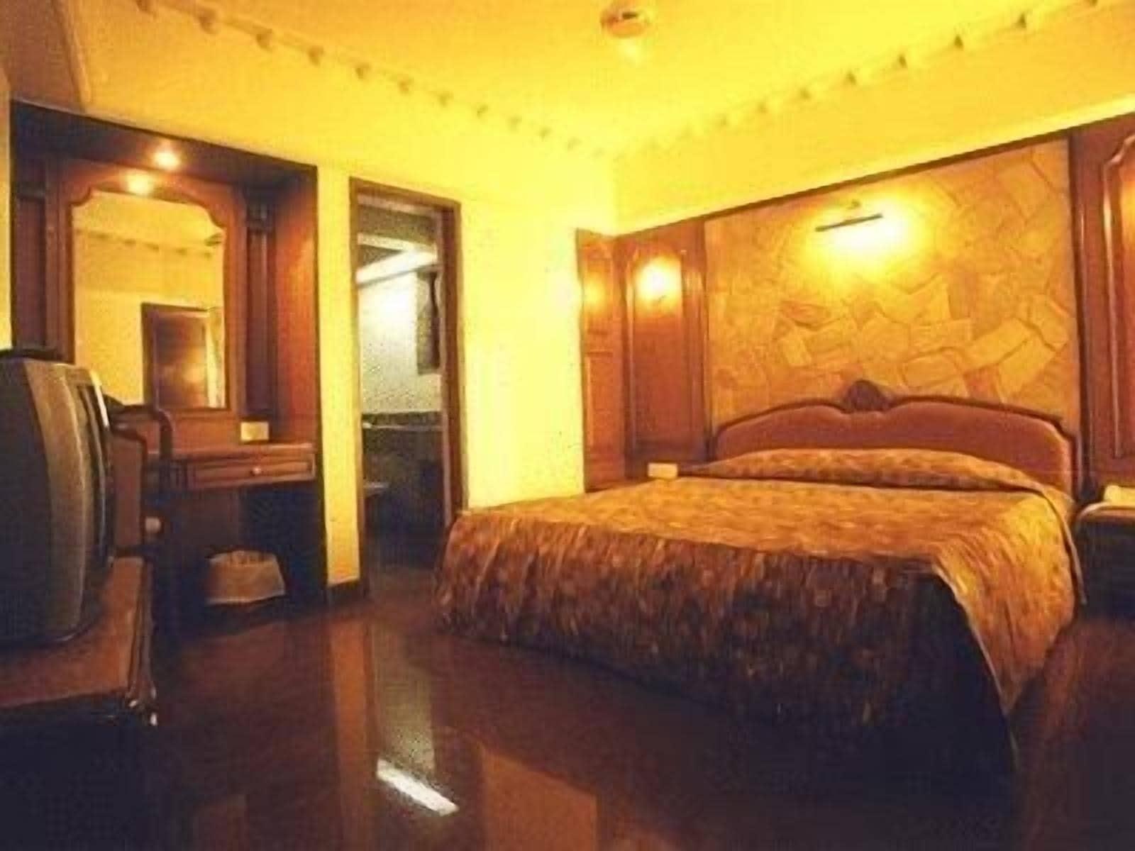 Bloom Hotel - Juhu Мумбай Екстериор снимка