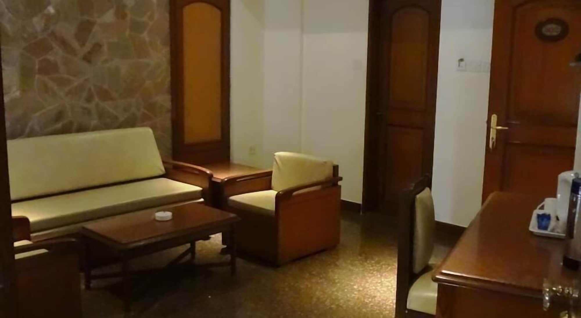 Bloom Hotel - Juhu Мумбай Екстериор снимка