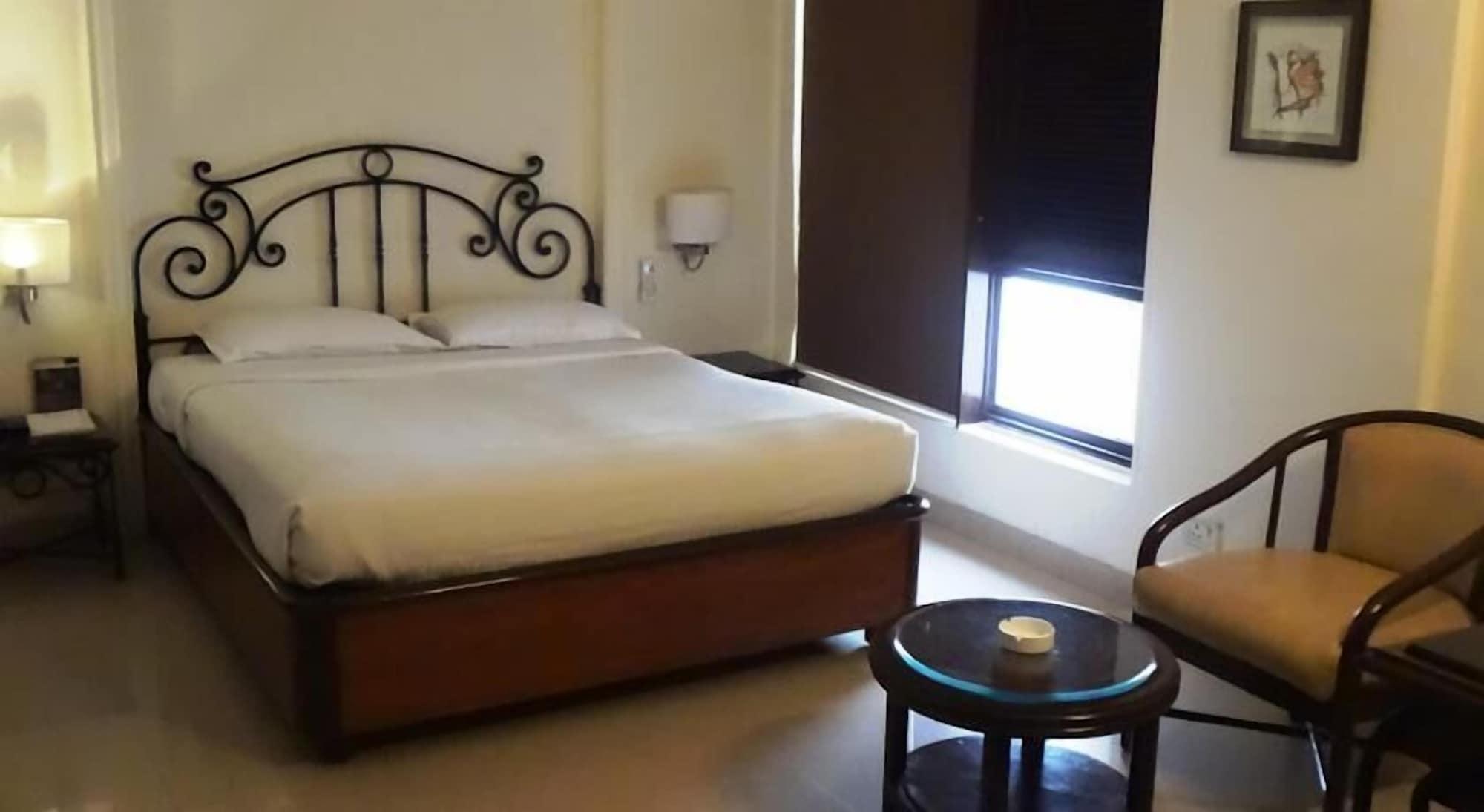 Bloom Hotel - Juhu Мумбай Екстериор снимка