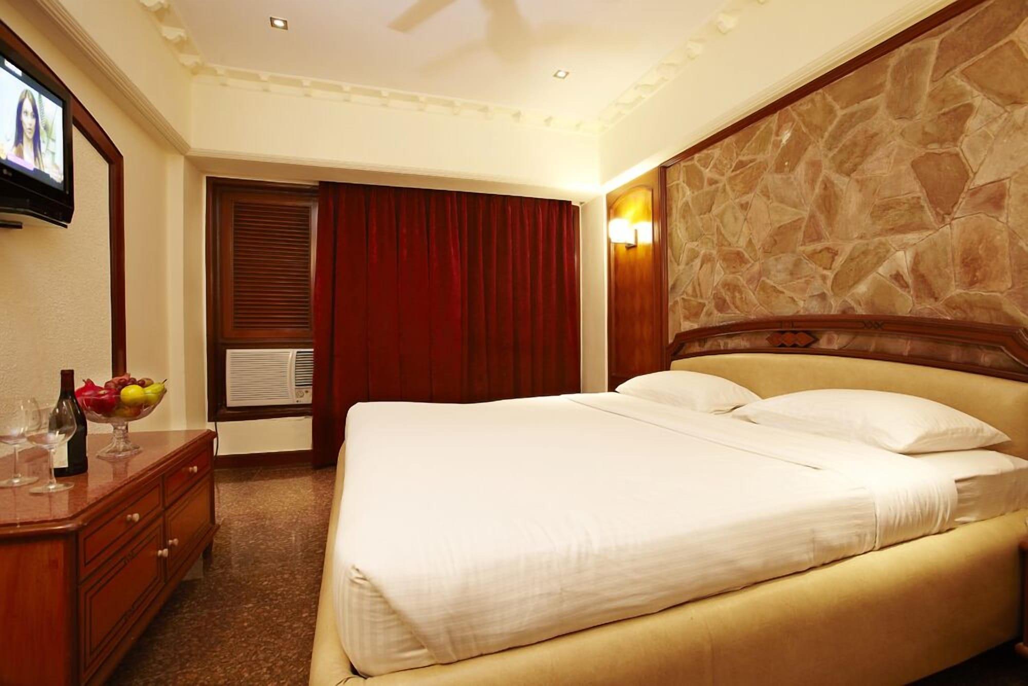 Bloom Hotel - Juhu Мумбай Екстериор снимка