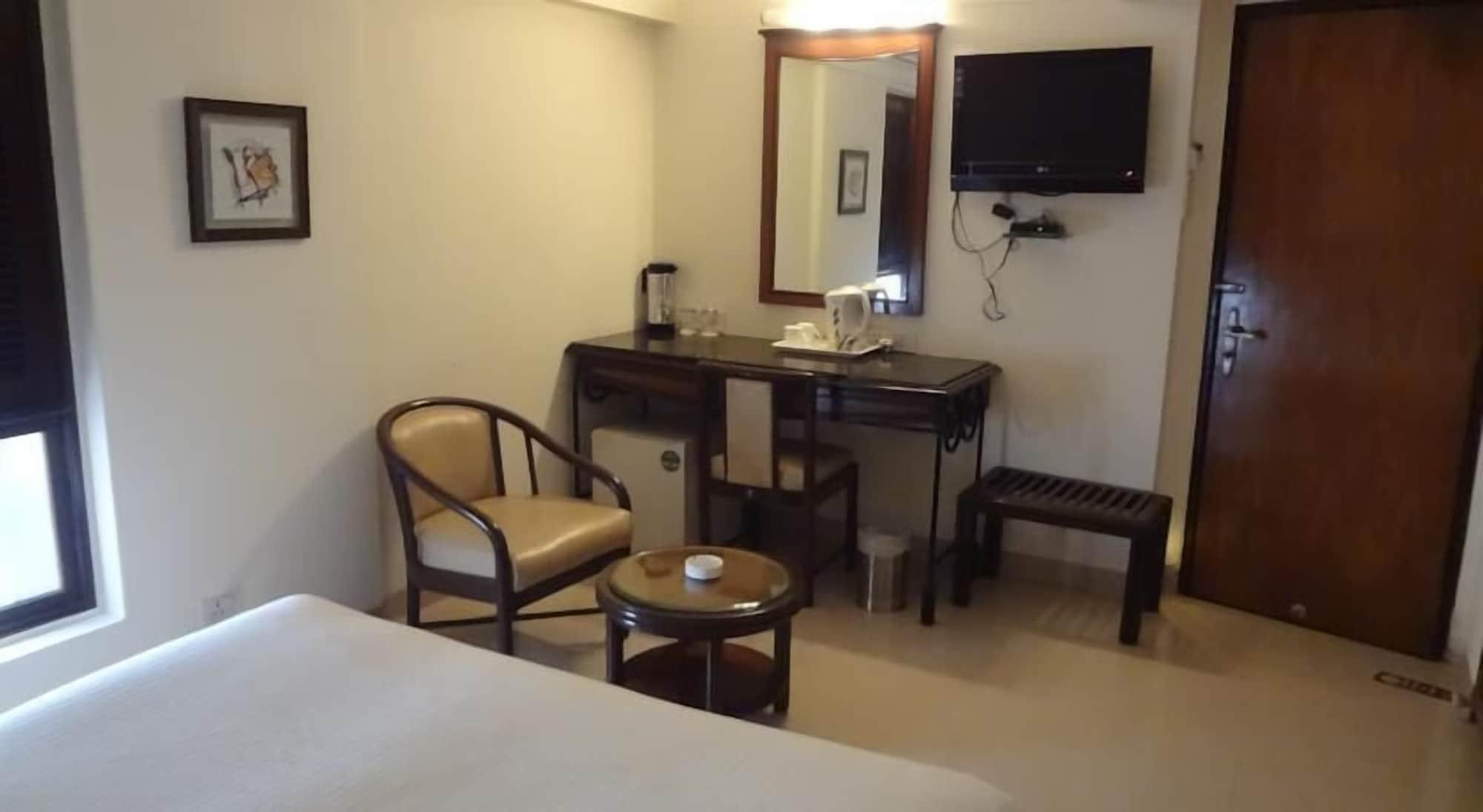 Bloom Hotel - Juhu Мумбай Екстериор снимка