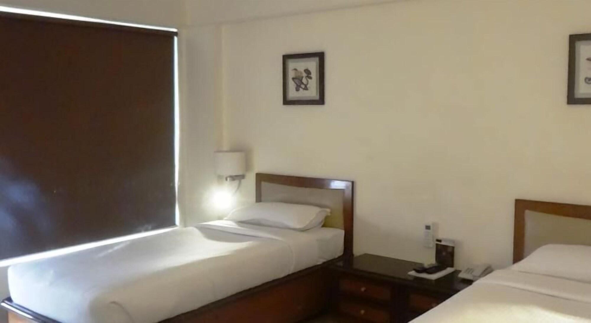 Bloom Hotel - Juhu Мумбай Екстериор снимка