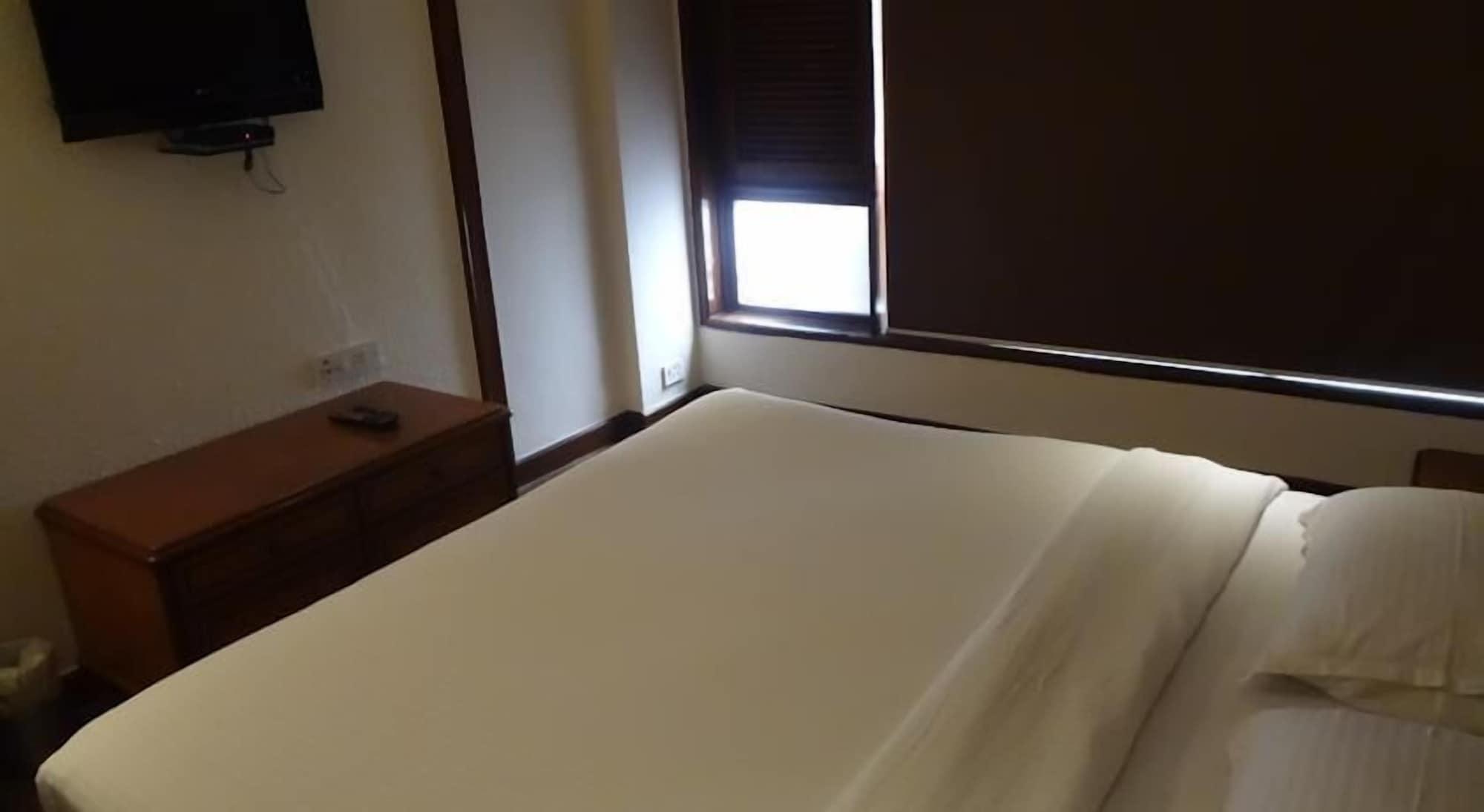 Bloom Hotel - Juhu Мумбай Екстериор снимка