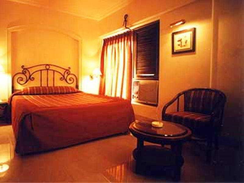 Bloom Hotel - Juhu Мумбай Екстериор снимка