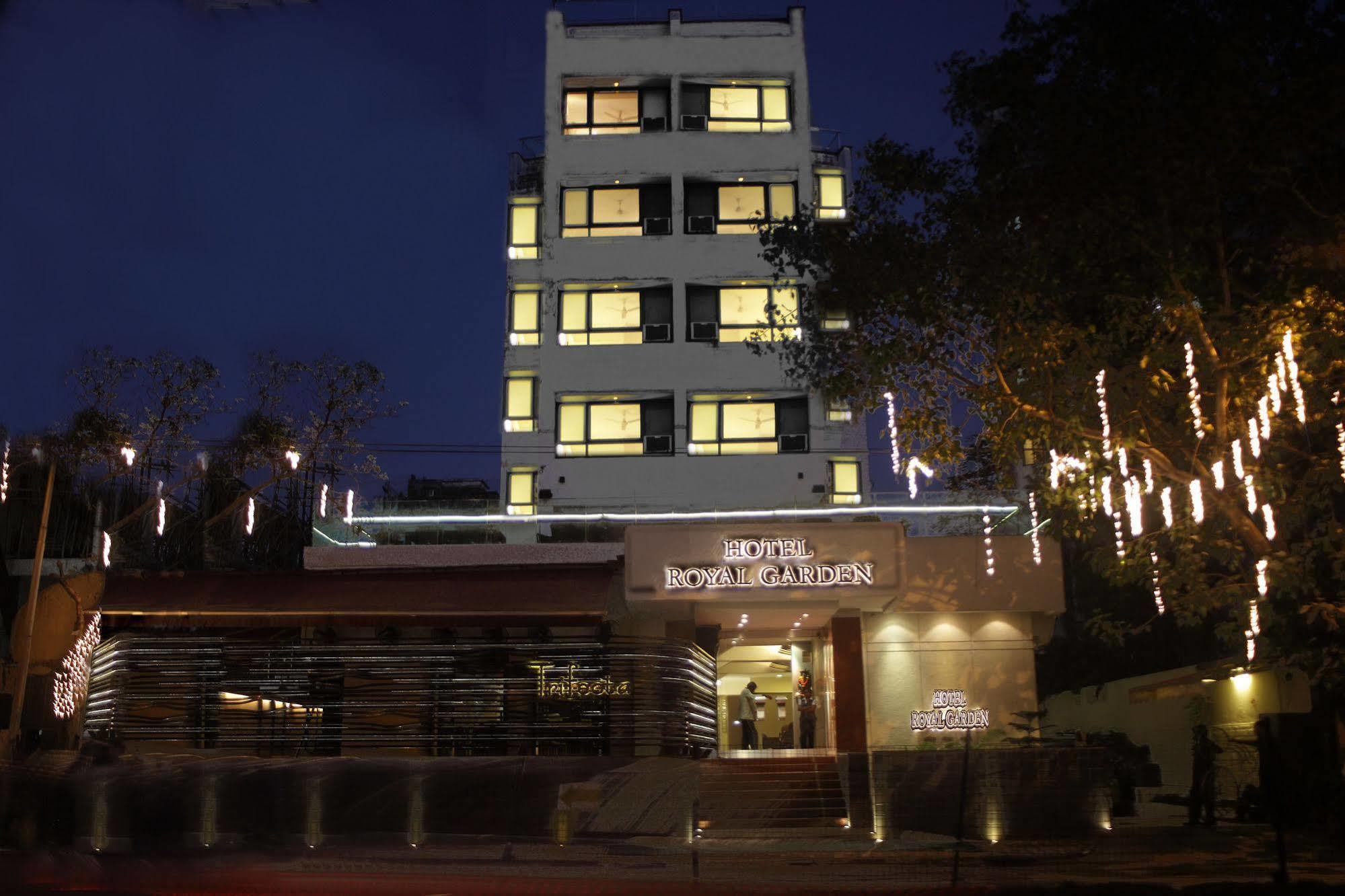 Bloom Hotel - Juhu Мумбай Екстериор снимка