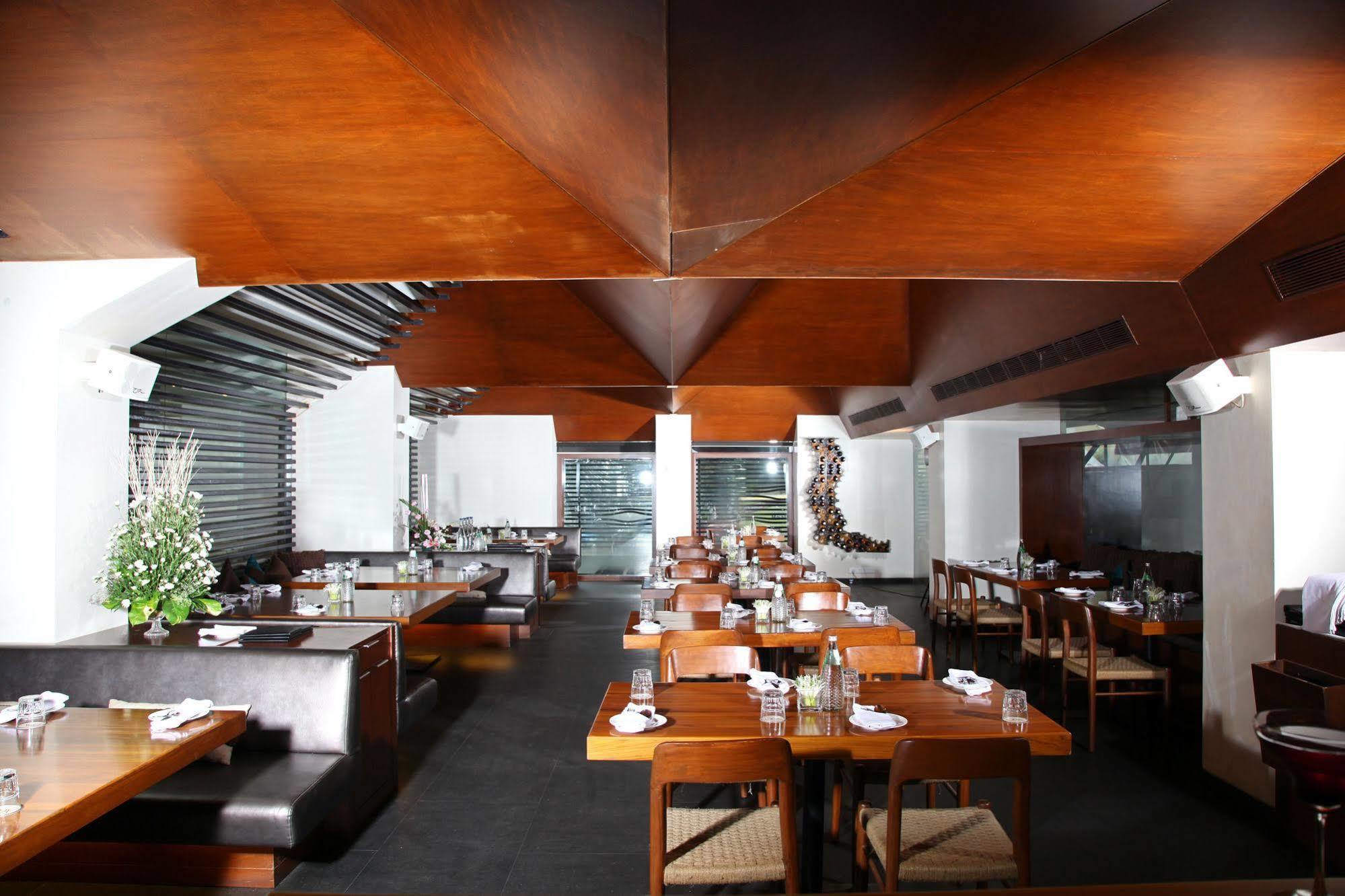 Bloom Hotel - Juhu Мумбай Екстериор снимка