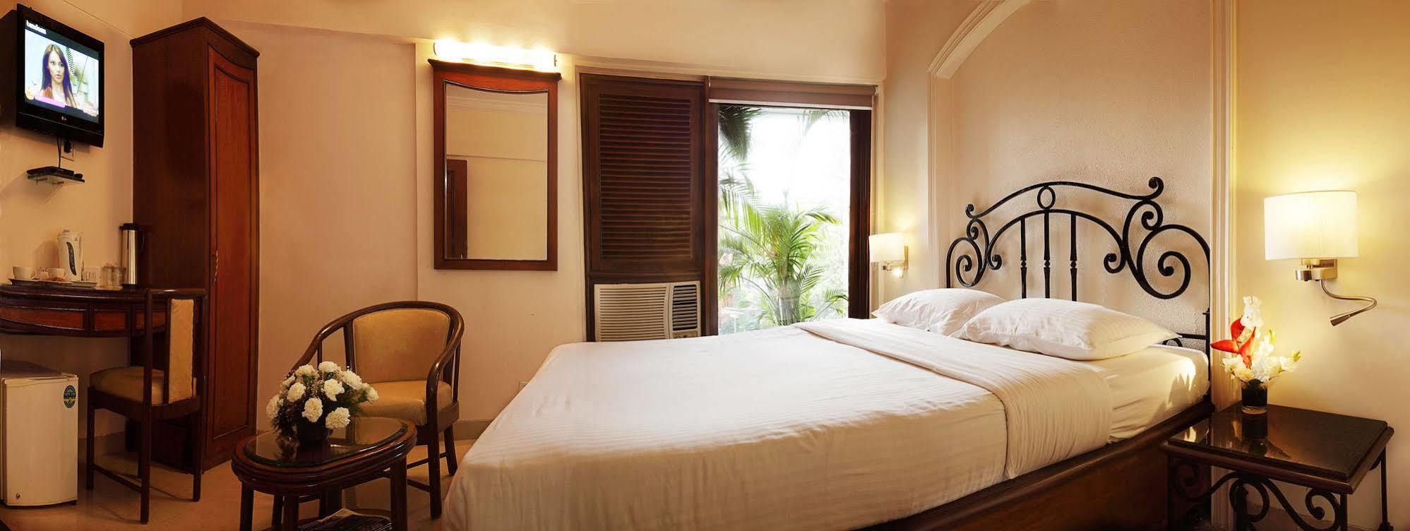 Bloom Hotel - Juhu Мумбай Екстериор снимка